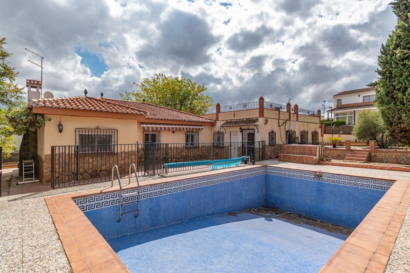 4 bedroom Villa for sale in Otura with pool garage - € 319,000 (Ref: 9427368)