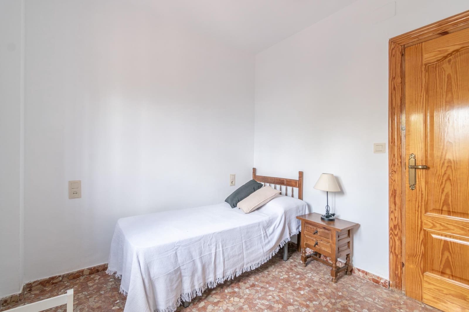 4 bedroom Villa for sale in Otura with pool garage - € 319,000 (Ref: 9427368)