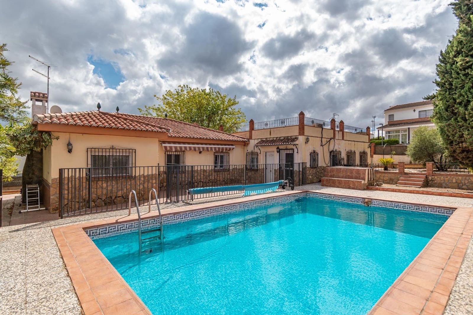 4 bedroom Villa for sale in Otura with pool garage - € 319,000 (Ref: 9427368)