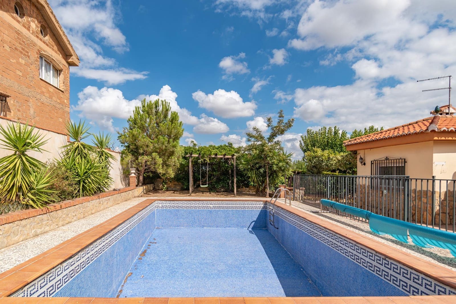 4 bedroom Villa for sale in Otura with pool garage - € 319,000 (Ref: 9427368)