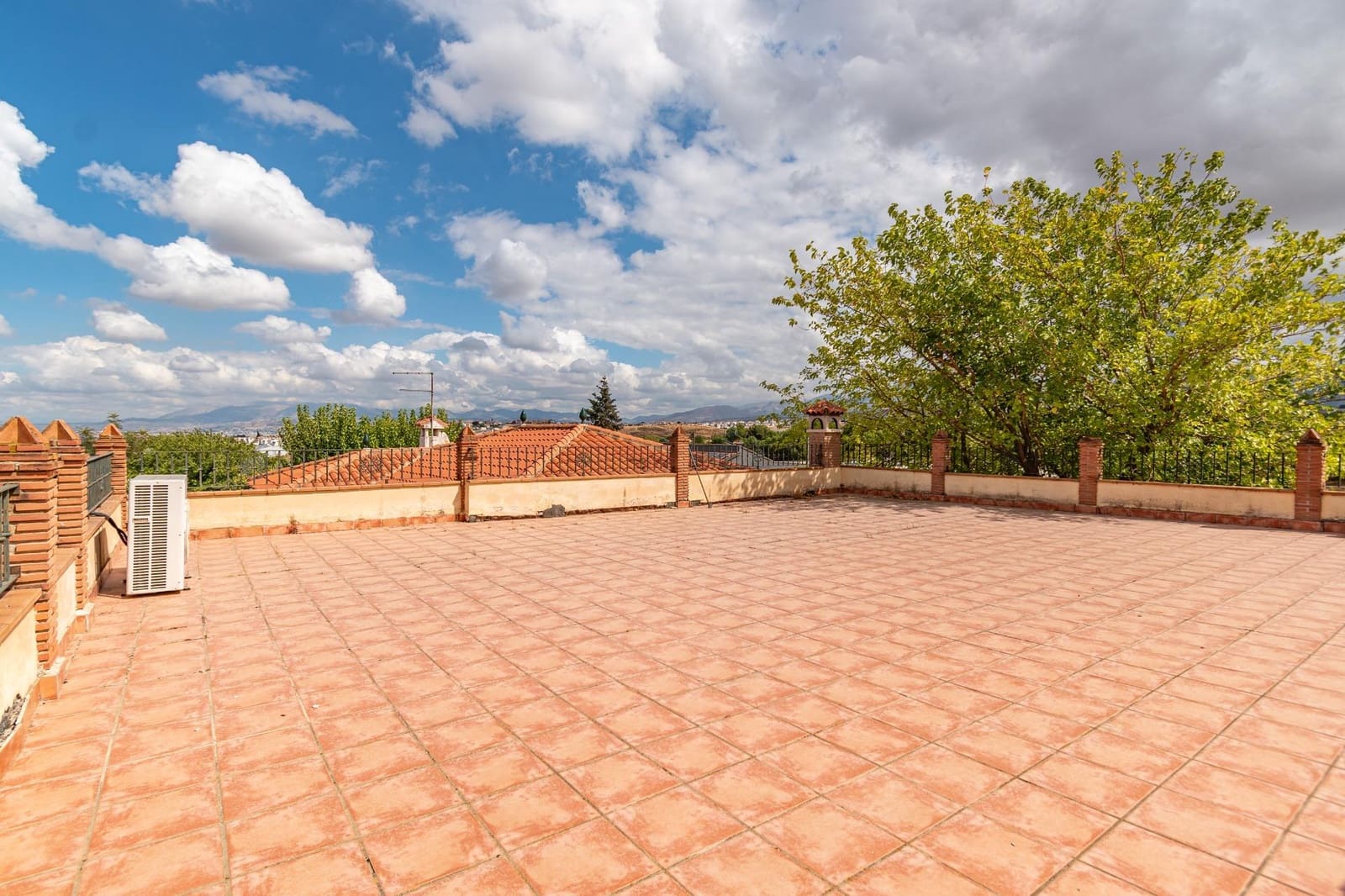 4 bedroom Villa for sale in Otura with pool garage - € 319,000 (Ref: 9427368)