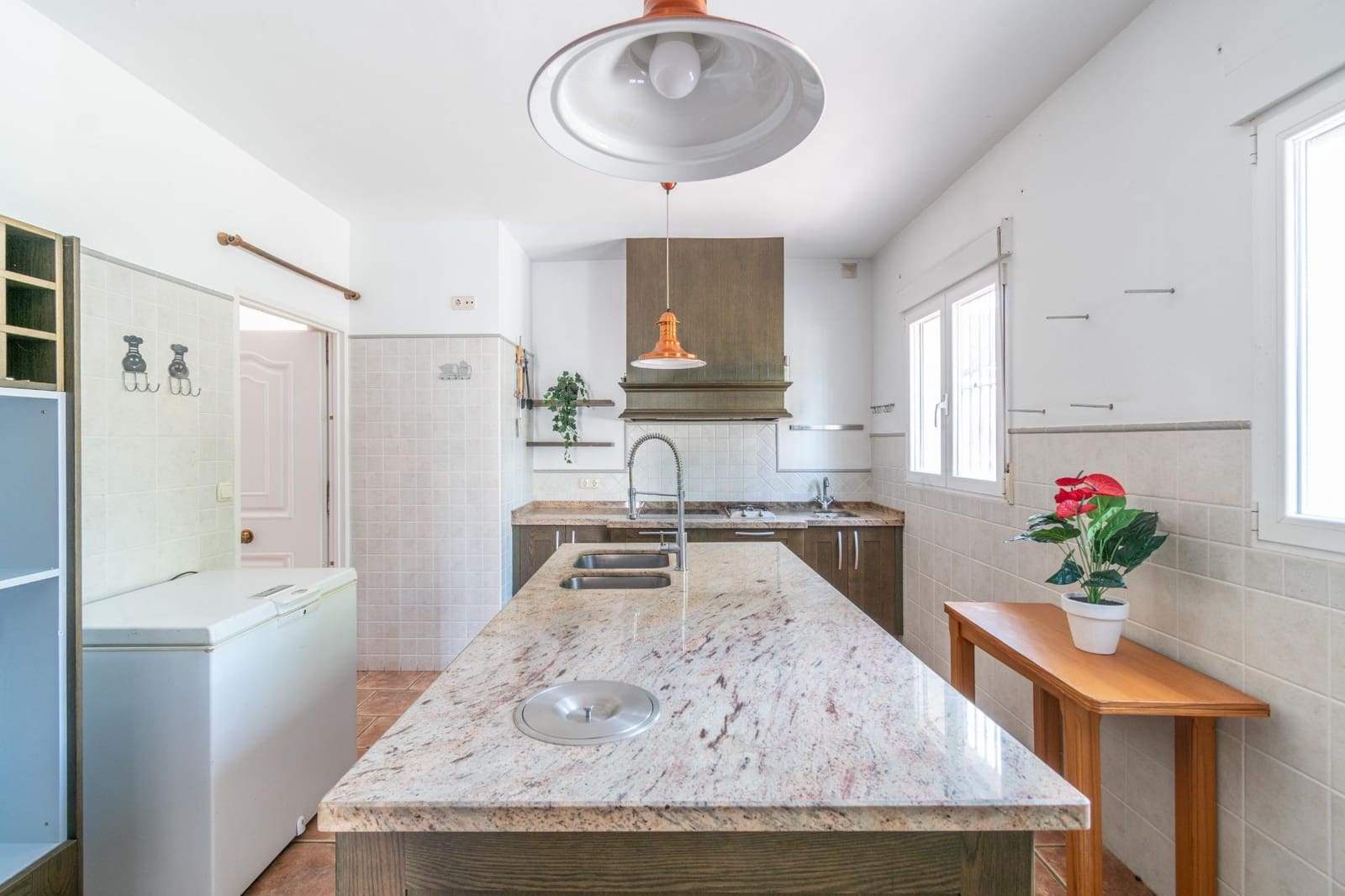 4 bedroom Villa for sale in Otura with pool garage - € 319,000 (Ref: 9427368)