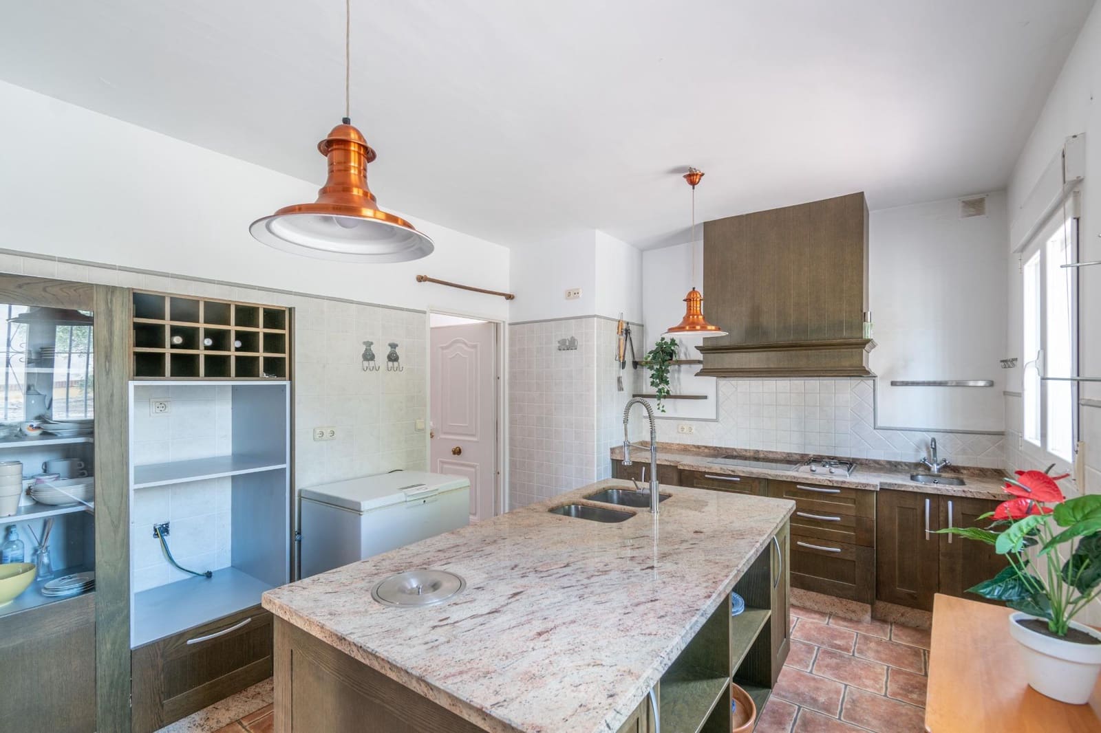 4 bedroom Villa for sale in Otura with pool garage - € 319,000 (Ref: 9427368)