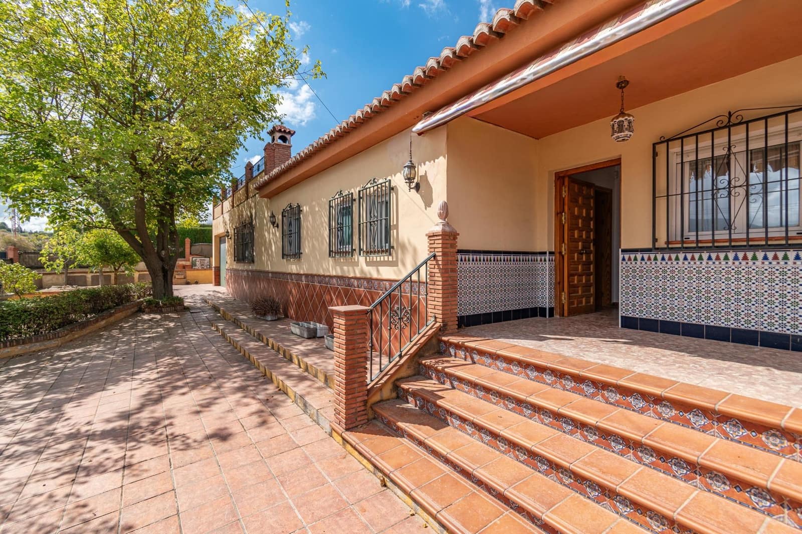 4 bedroom Villa for sale in Otura with pool garage - € 319,000 (Ref: 9427368)