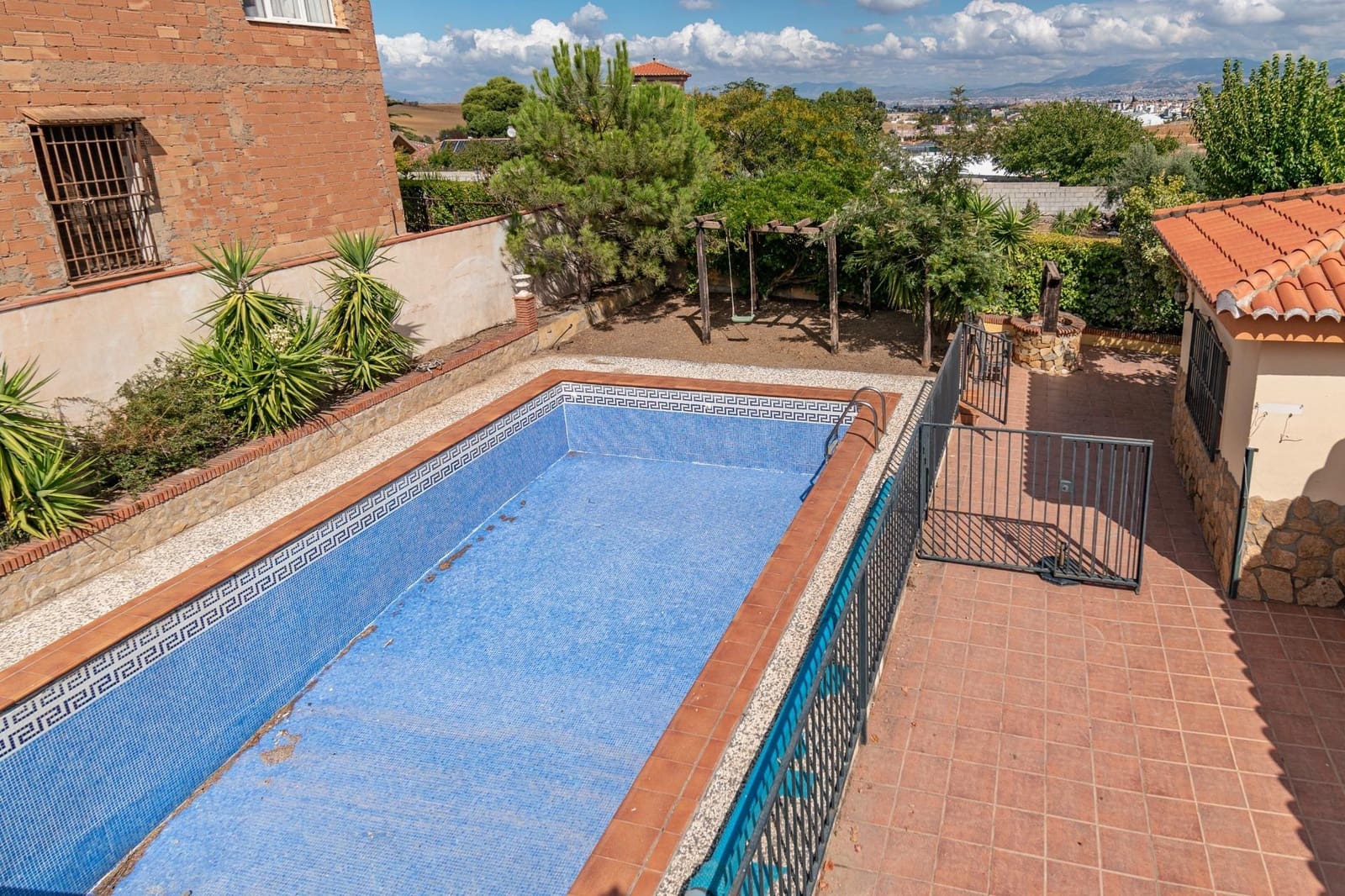 4 bedroom Villa for sale in Otura with pool garage - € 319,000 (Ref: 9427368)