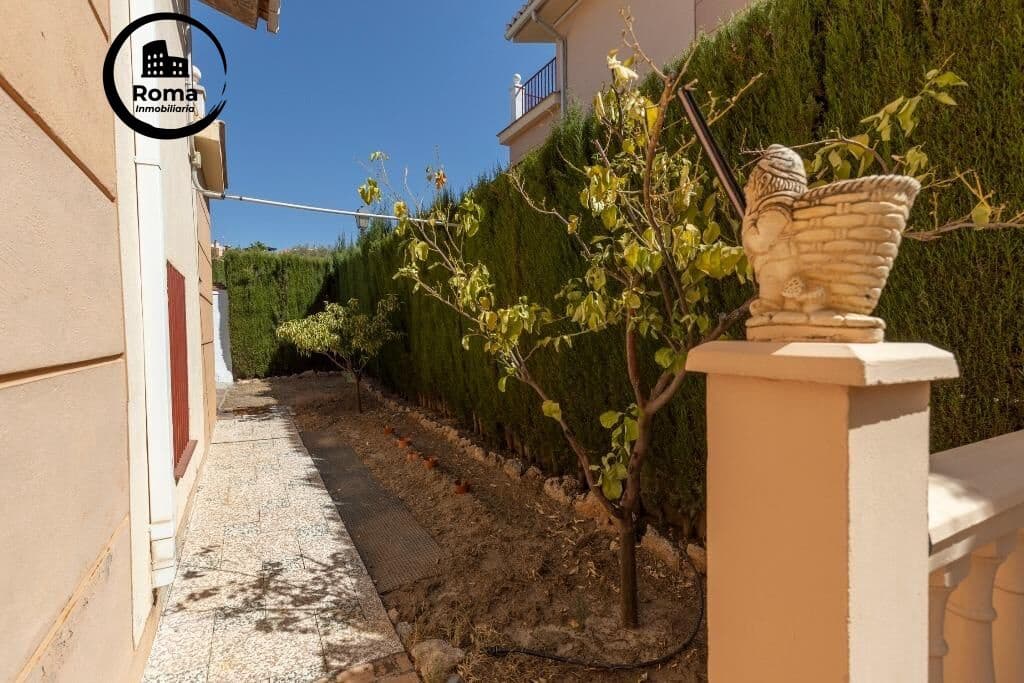 6 soveværelse Semi-Rækkehus til salg i Huetor Vega med swimmingpool garage - € 320.000 (Ref: 9427387)