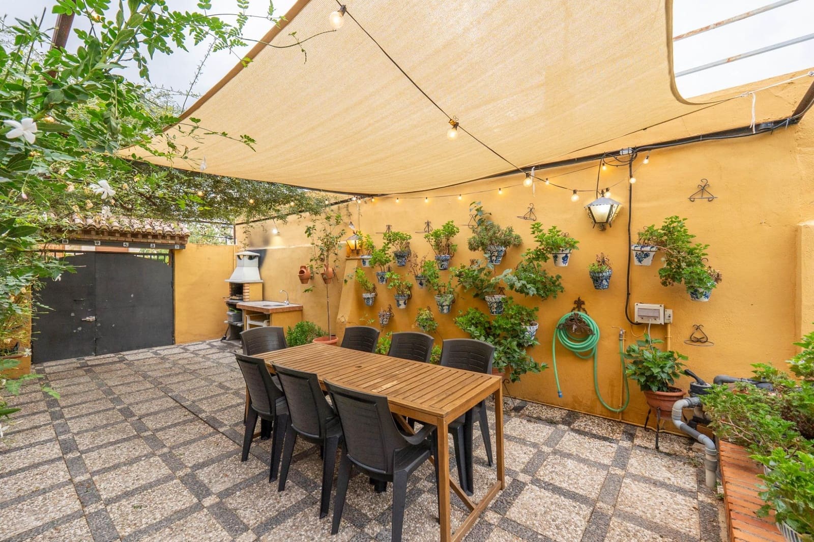 4 soveværelse Semi-Rækkehus til salg i Huetor Vega med swimmingpool - € 315.000 (Ref: 9427388)