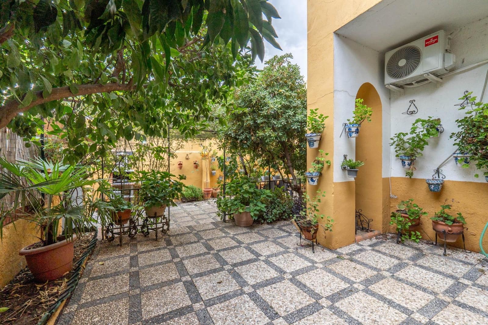 4 soveværelse Semi-Rækkehus til salg i Huetor Vega med swimmingpool - € 315.000 (Ref: 9427388)