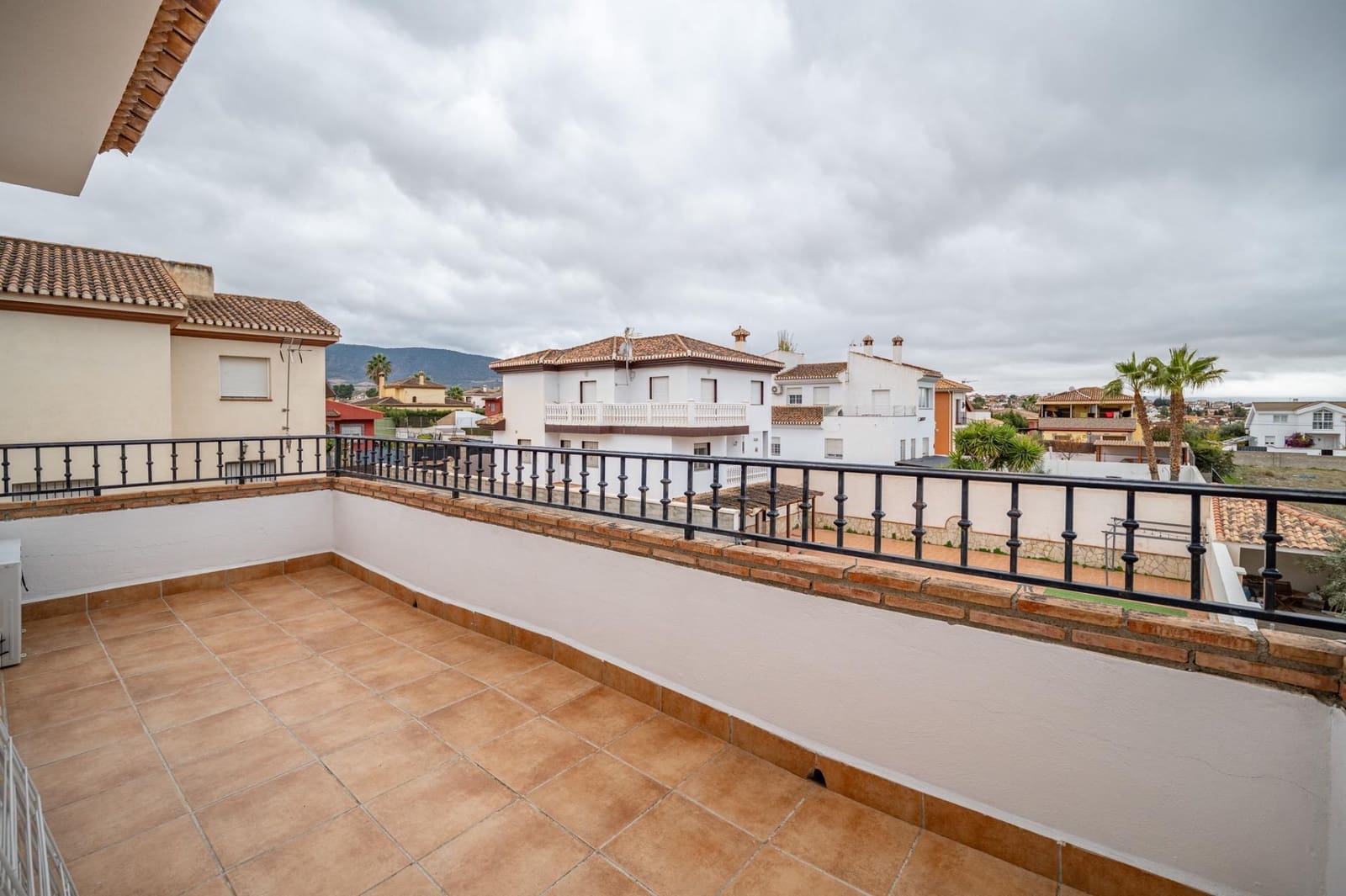 6 bedroom Villa for sale in Otura with pool garage - € 445,000 (Ref: 9435138)