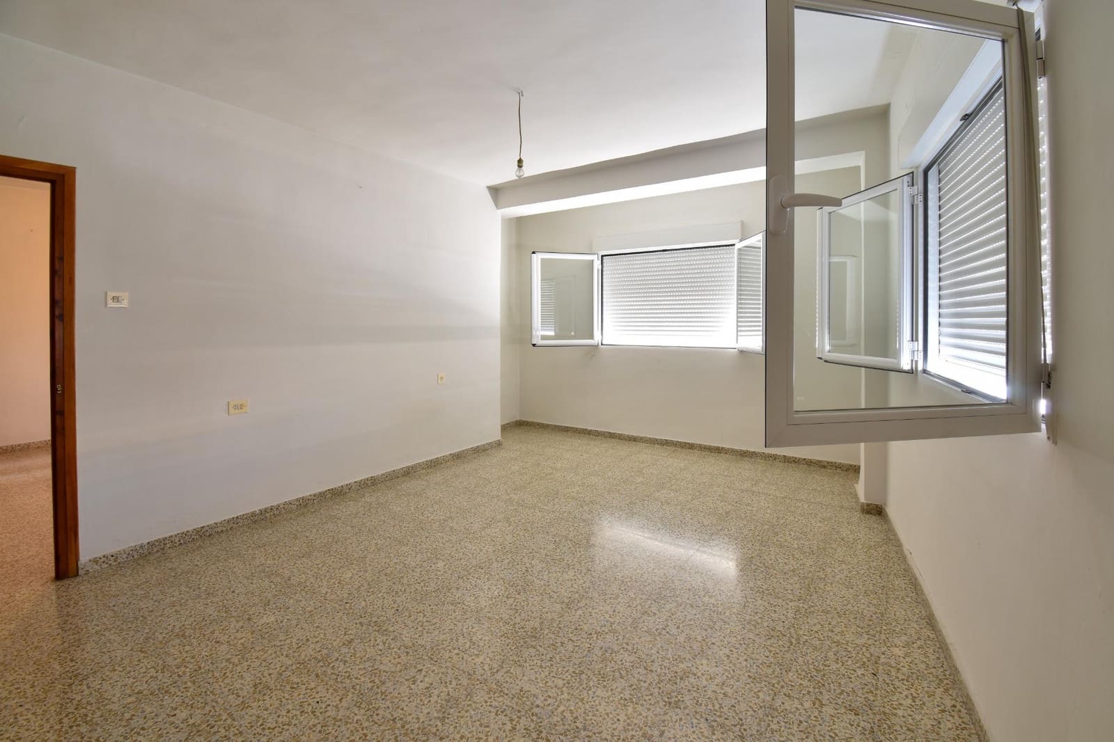 4 bedroom Townhouse for sale in Maracena with garage - € 225,000 (Ref: 9446498)