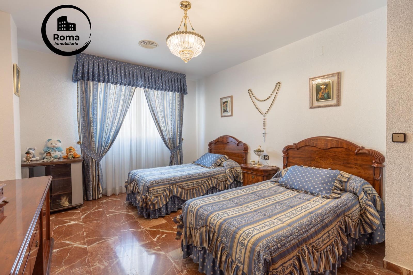 10 bedroom Semi-detached Villa for sale in Jun with garage - € 540,000 (Ref: 9450333)