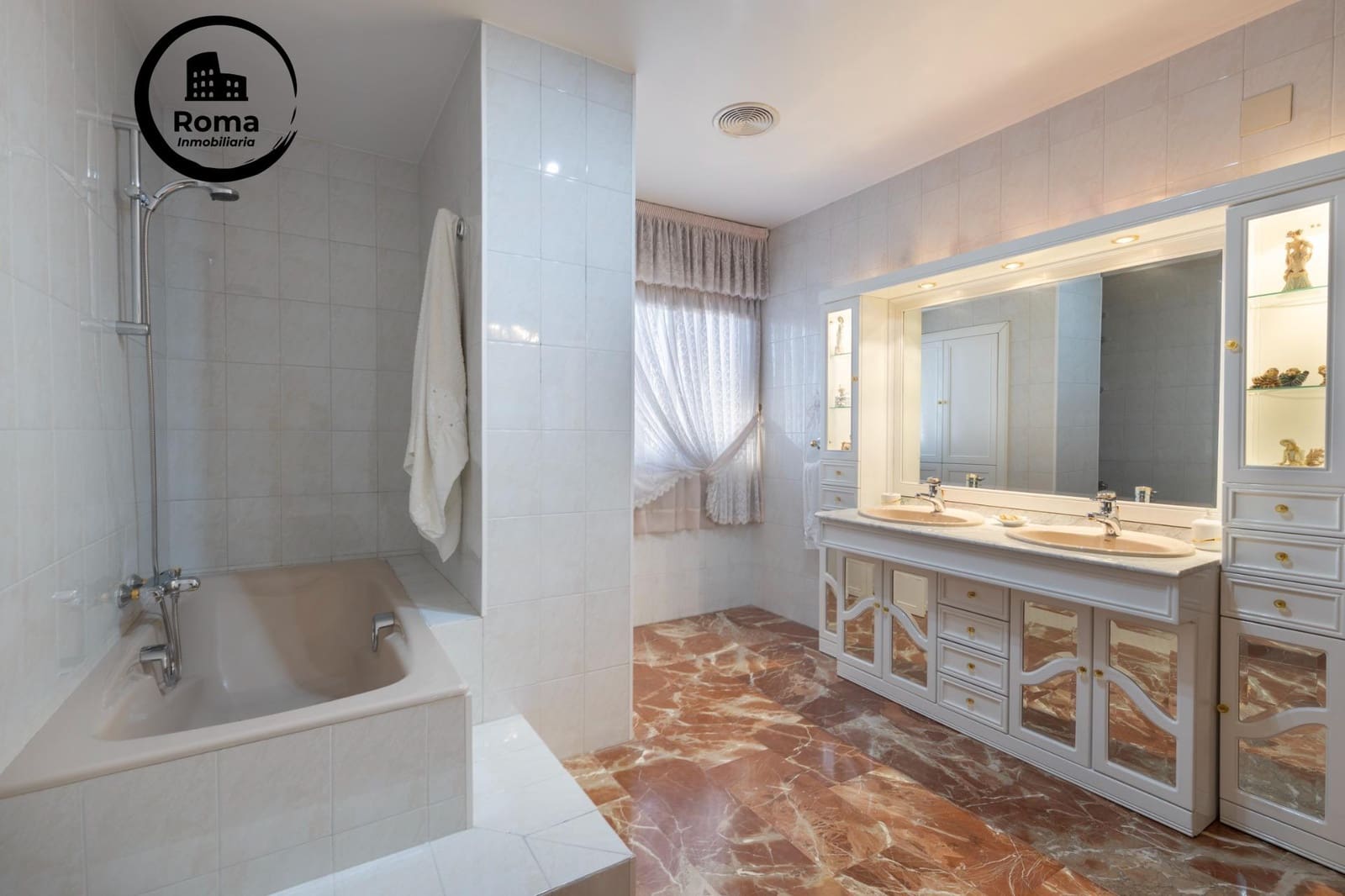 10 bedroom Semi-detached Villa for sale in Jun with garage - € 540,000 (Ref: 9450333)