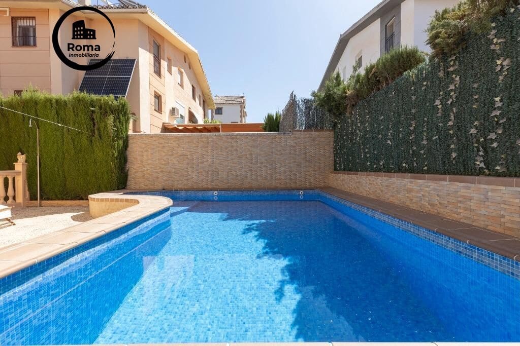 6 soveværelse Semi-Rækkehus til salg i Huetor Vega med swimmingpool garage - € 320.000 (Ref: 9450337)