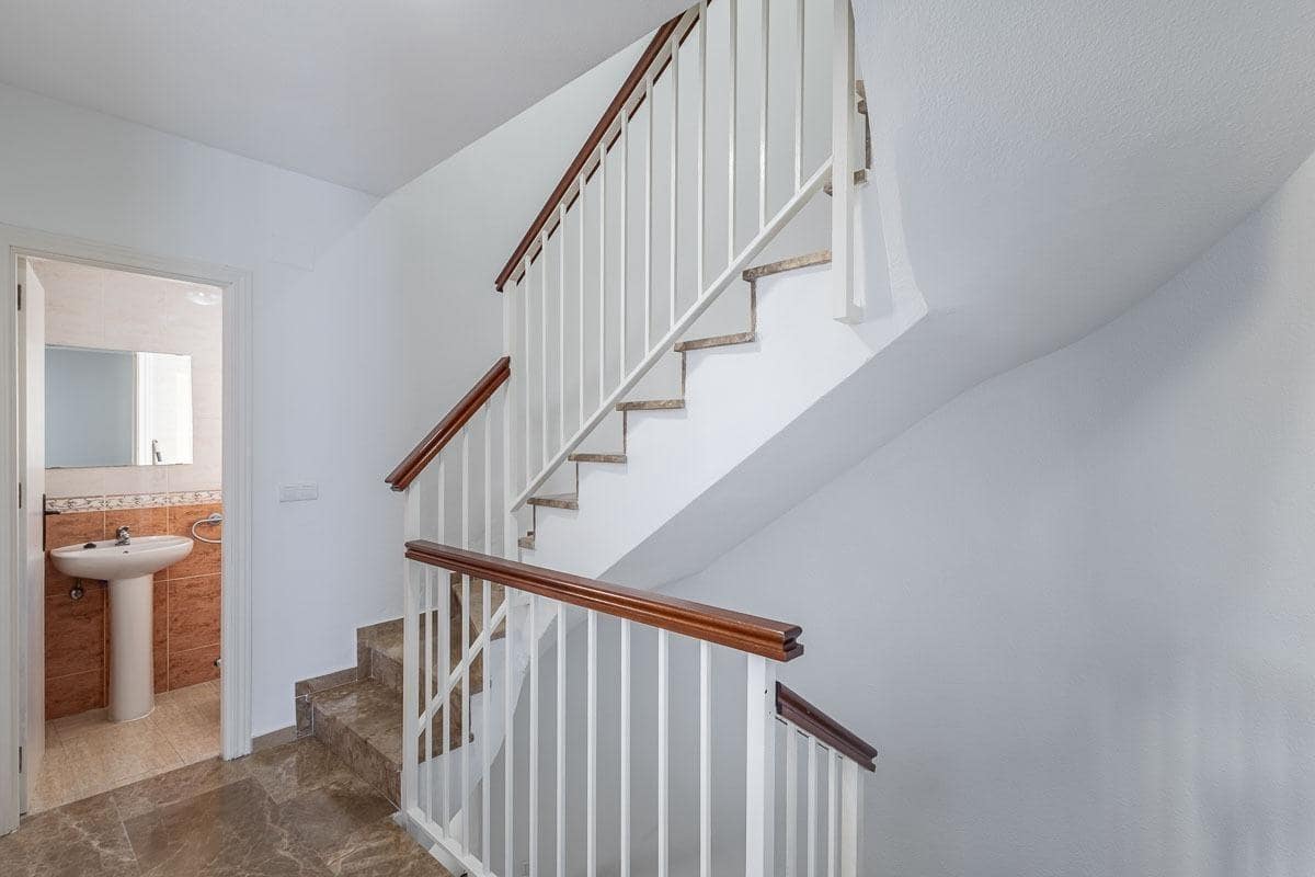 3 bedroom Terraced Villa for sale in Ogijares with garage - € 225,000 (Ref: 9456418)