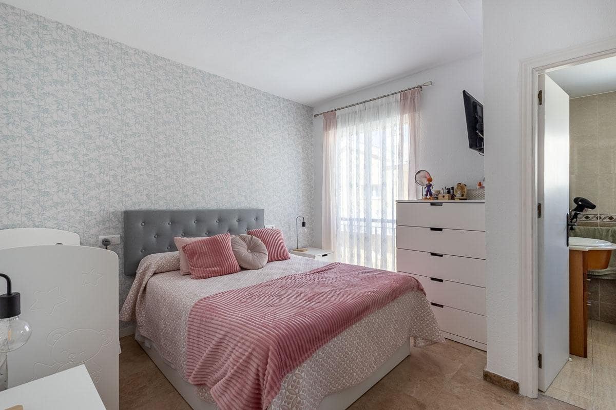 3 bedroom Terraced Villa for sale in Ogijares with garage - € 225,000 (Ref: 9456418)