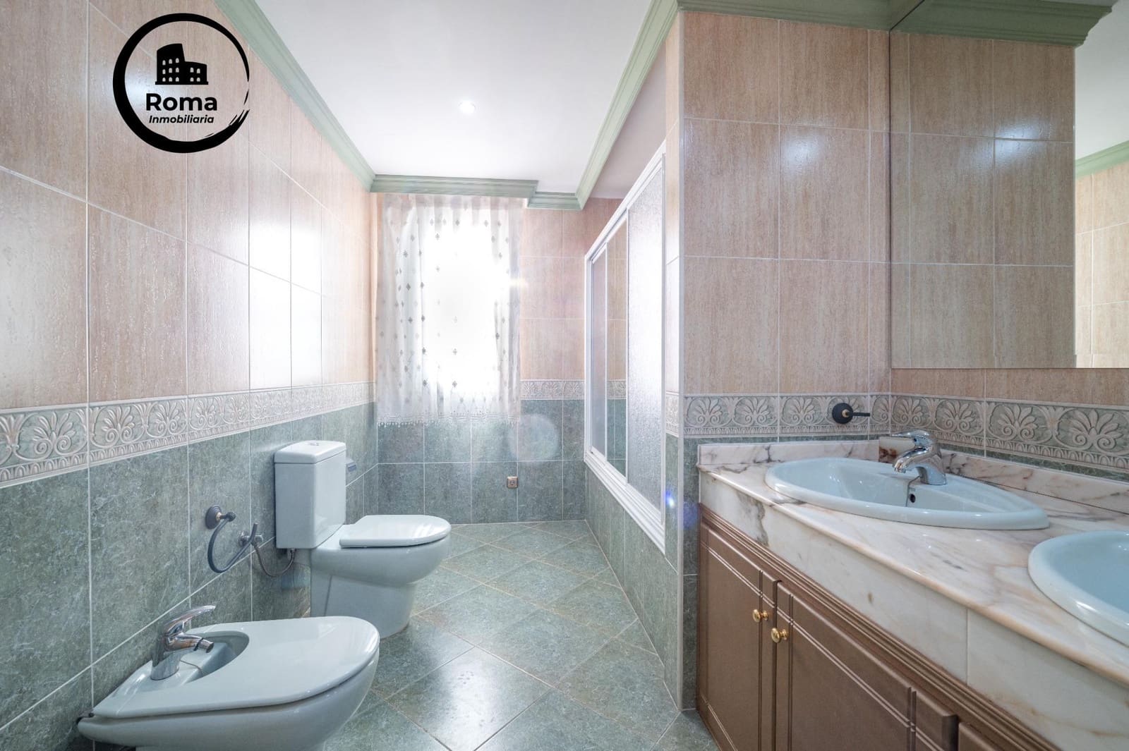 Chalet de 5 habitaciones en Granada ciudad en venta con garaje - 440.000 € (Ref: 9456427)