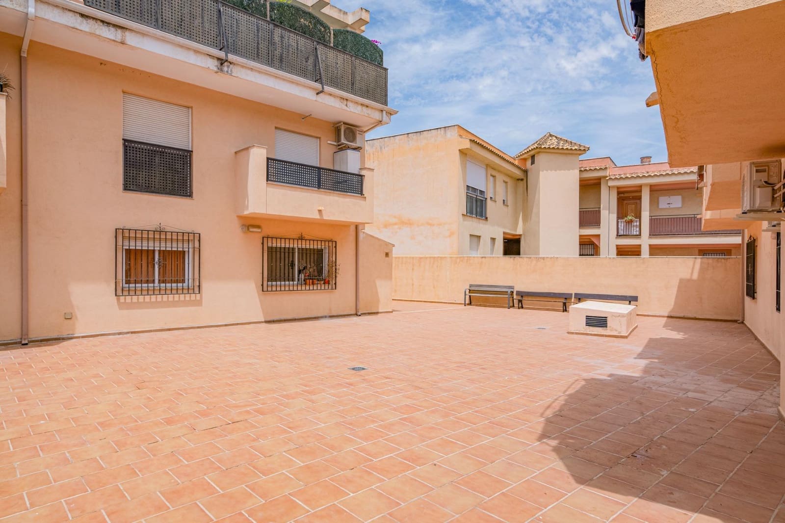 2 bedroom Flat for sale in Las Gabias with garage - € 156,000 (Ref: 9466039)