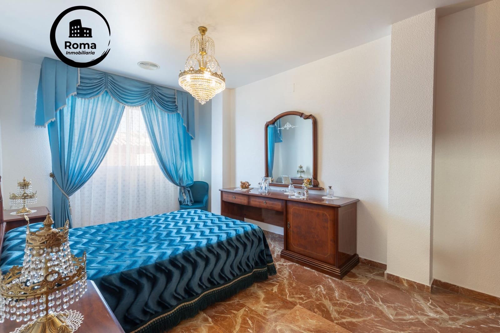 Pareado de 10 habitaciones en Jun en venta con garaje - 540.000 € (Ref: 9466060)