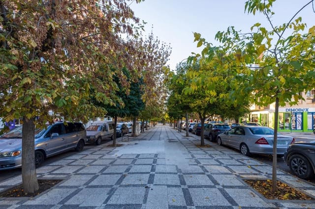 Komercyjne na sprzedaż w Miasto Grenada - 95 000 € (Ref: 9473070)