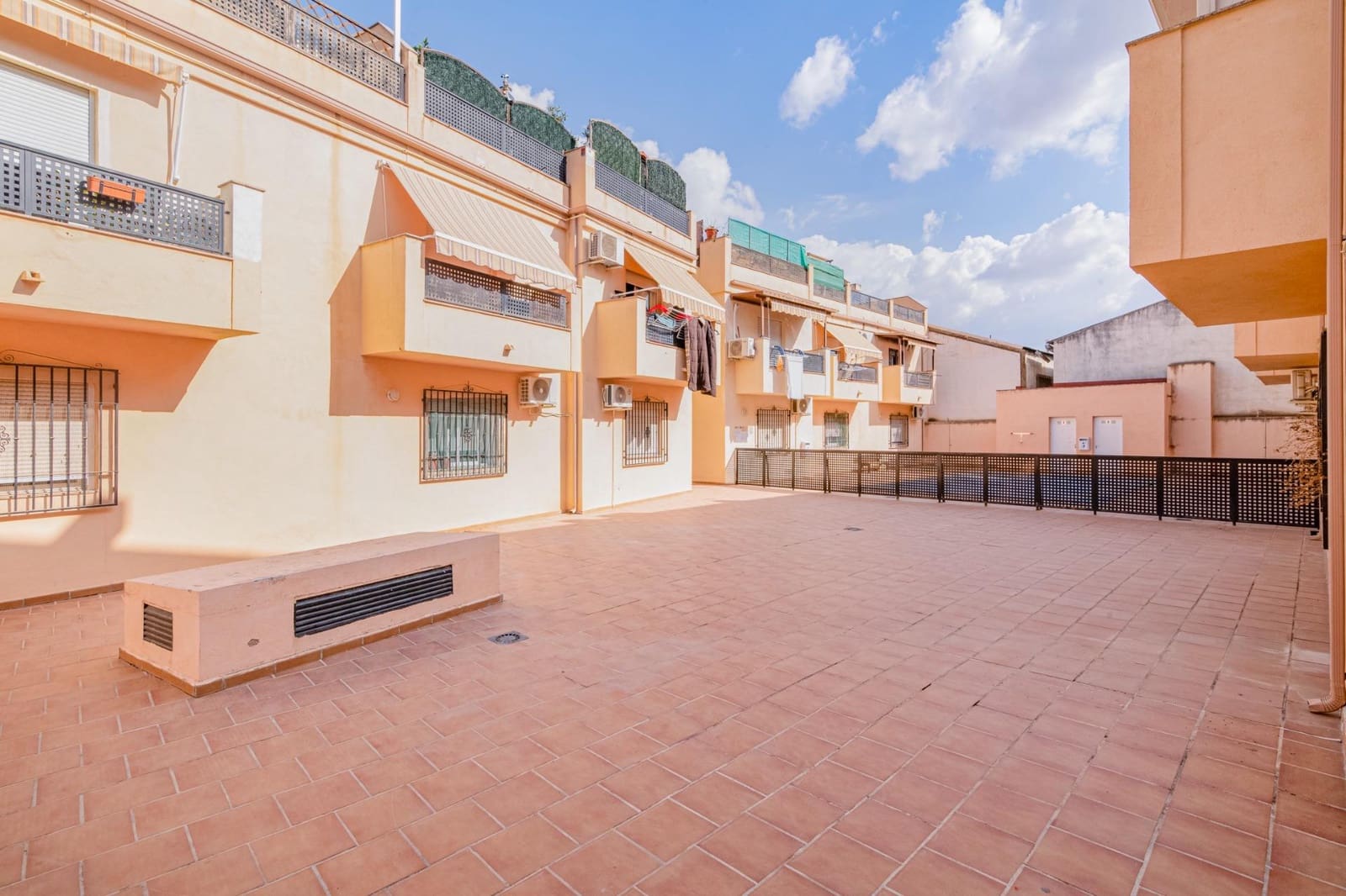 2 bedroom Flat for sale in Las Gabias with garage - € 156,000 (Ref: 9491534)