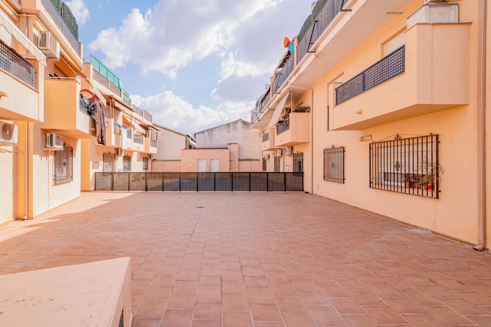 2 bedroom Flat for sale in Las Gabias with garage - € 156,000 (Ref: 9491534)