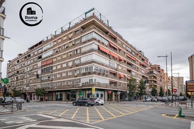 4 bedroom Flat for sale in Granada city with garage - € 375,000 (Ref: 9491544)