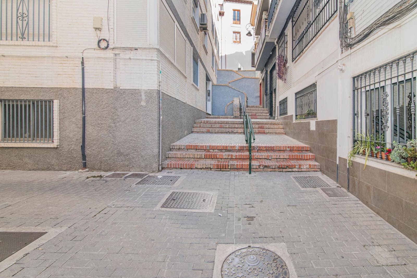 Commercial for sale in Granada city - € 267,000 (Ref: 9491558)