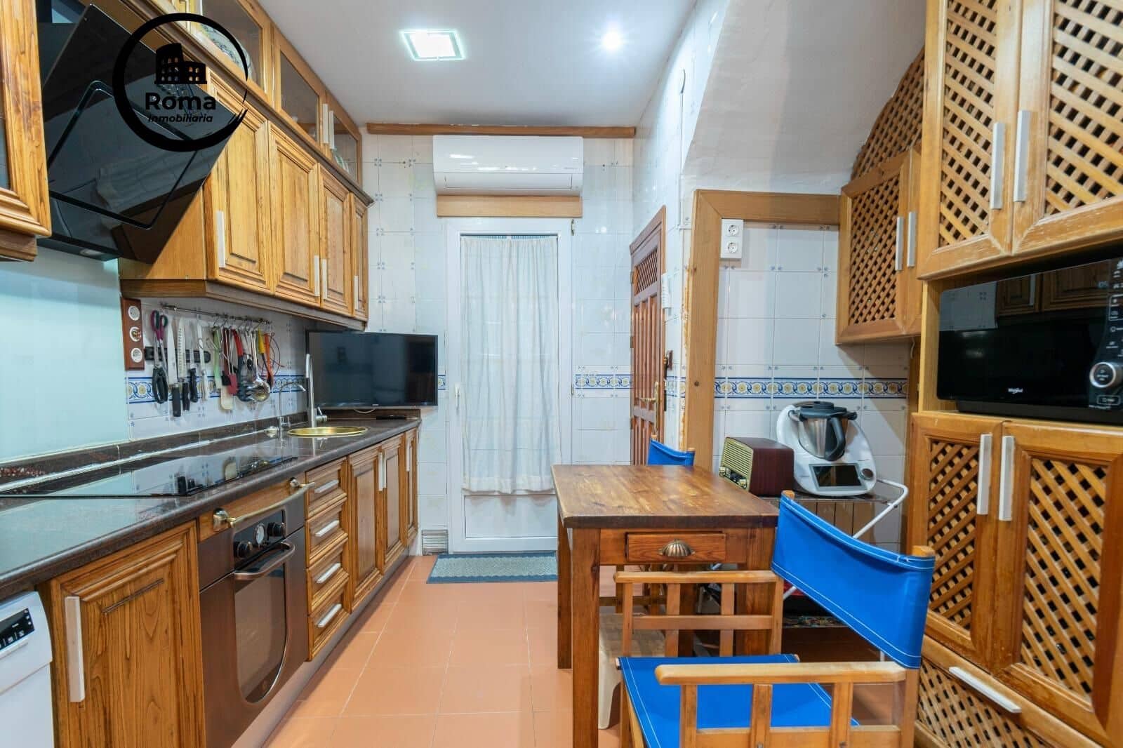 5 bedroom Villa for sale in Granada city with pool - € 350,000 (Ref: 9491582)