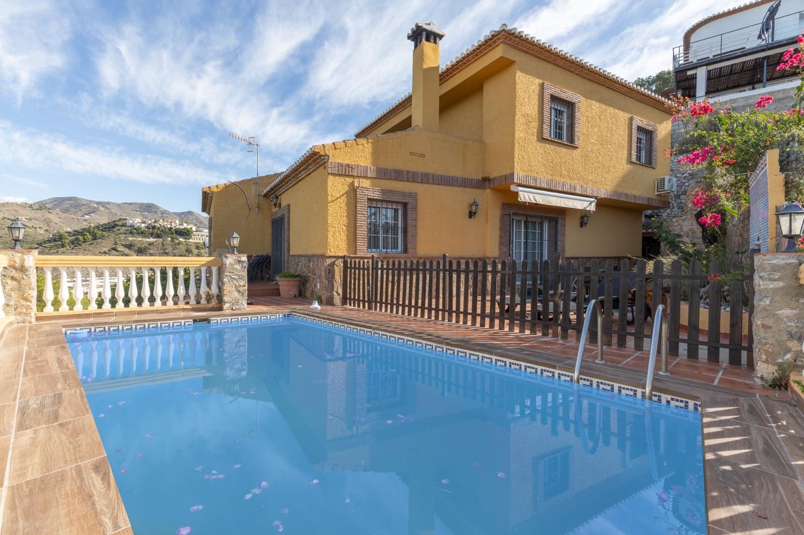 3 bedroom Villa for sale in Almunecar with pool - € 599,000 (Ref: 9504440)