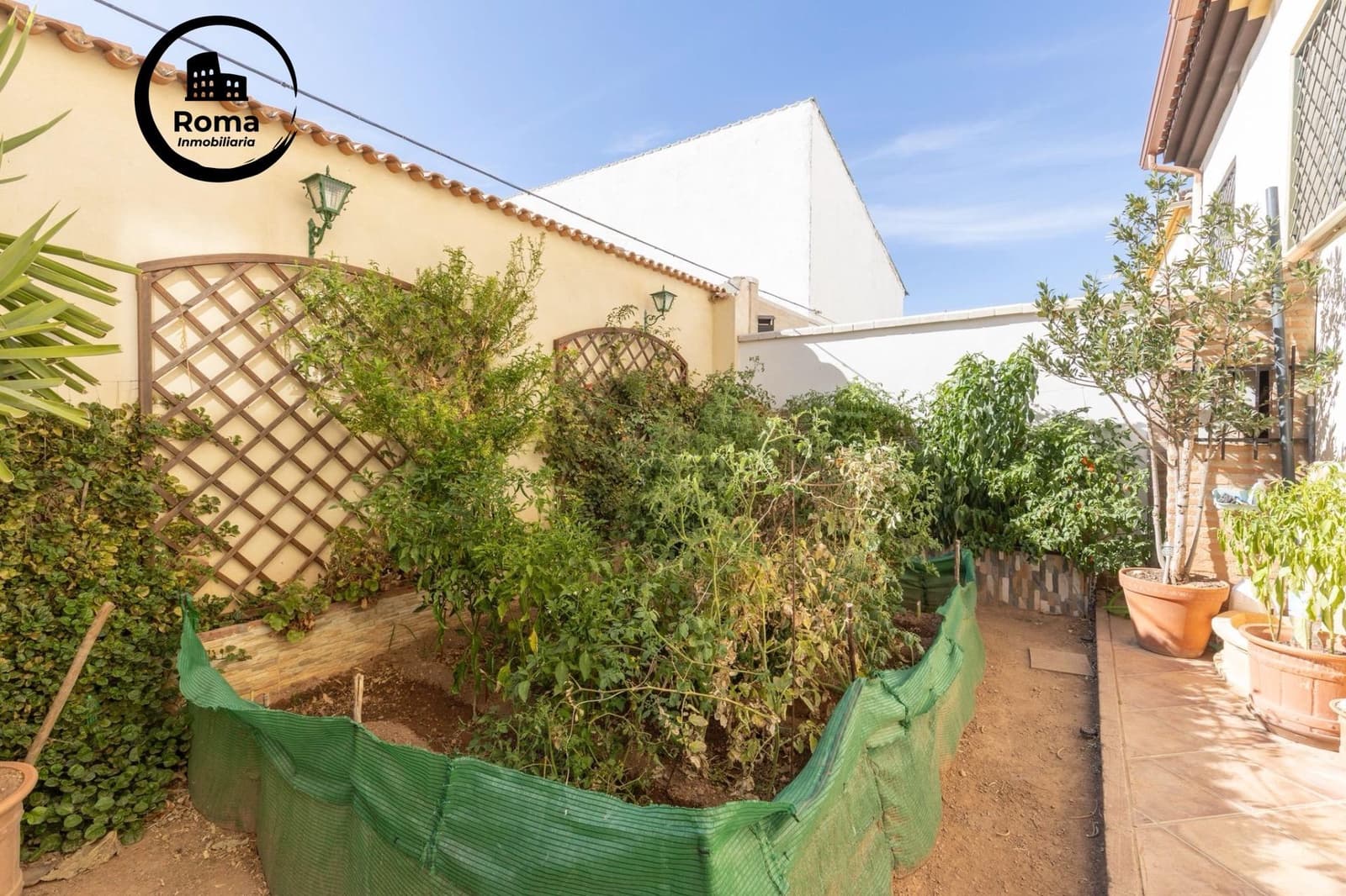 4 bedroom Semi-detached Villa for sale in Albolote with garage - € 304,900 (Ref: 9504575)