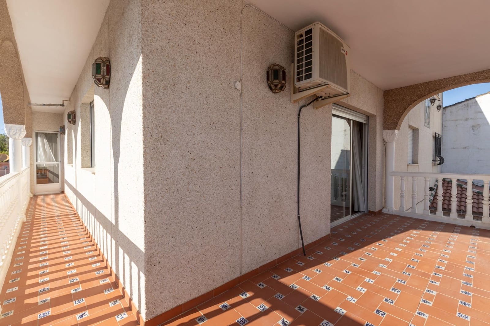 10 bedroom Semi-detached Villa for sale in Jun with garage - € 498,000 (Ref: 9504577)
