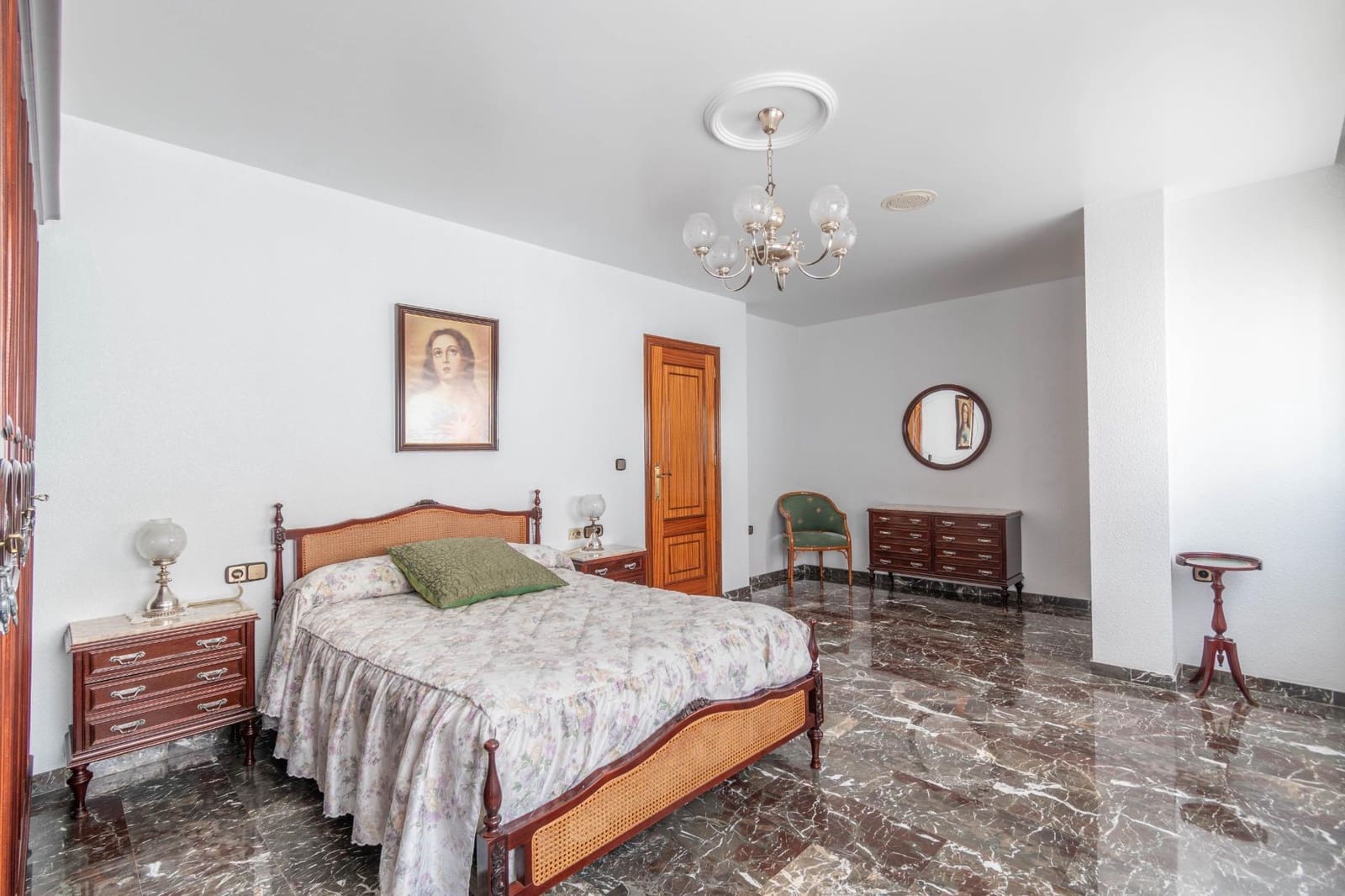 10 bedroom Semi-detached Villa for sale in Jun with garage - € 498,000 (Ref: 9504577)