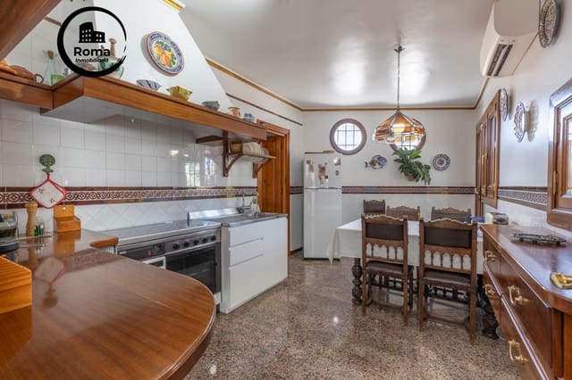 11 bedroom Villa for sale in Huétor Vega with garage - € 850,000 (Ref: 9509079)