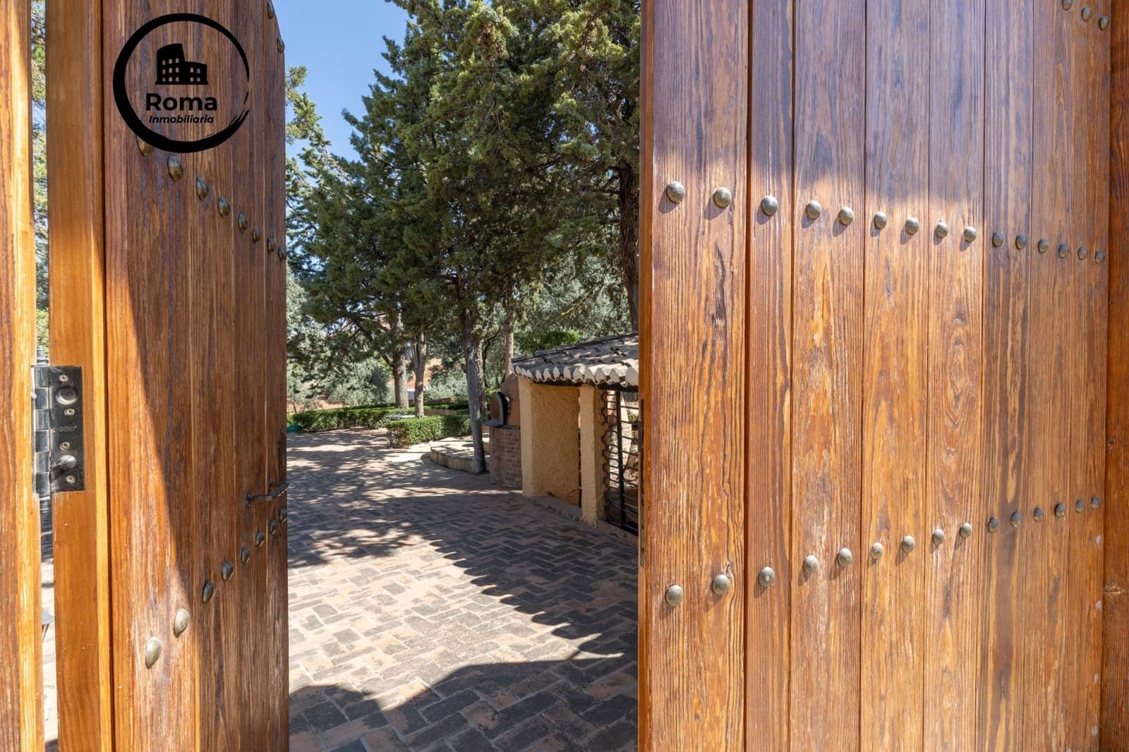 11 bedroom Villa for sale in Huetor Vega with garage - € 850,000 (Ref: 9509079)