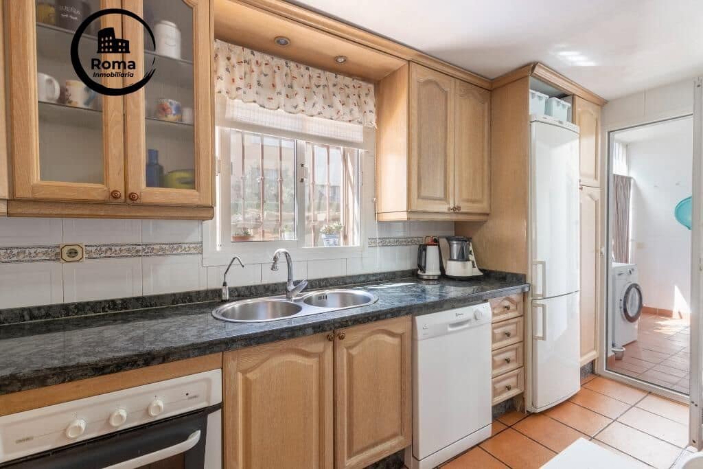 6 bedroom Semi-detached Villa for sale in Huetor Vega with pool garage - € 320,000 (Ref: 9509090)