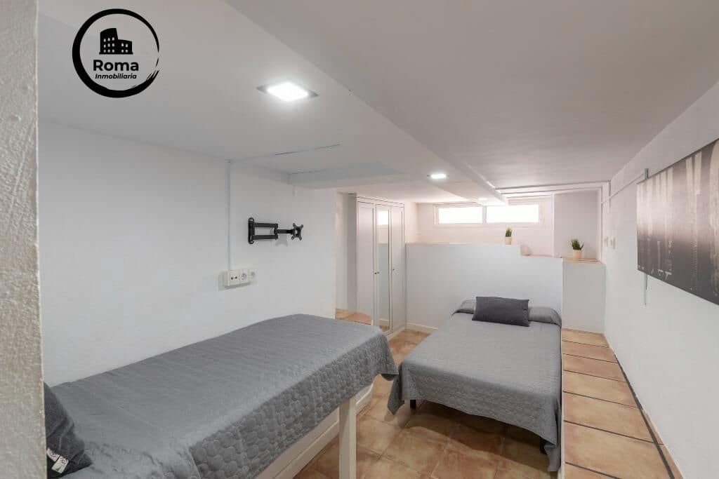 6 bedroom Semi-detached Villa for sale in Huetor Vega with pool garage - € 320,000 (Ref: 9509090)