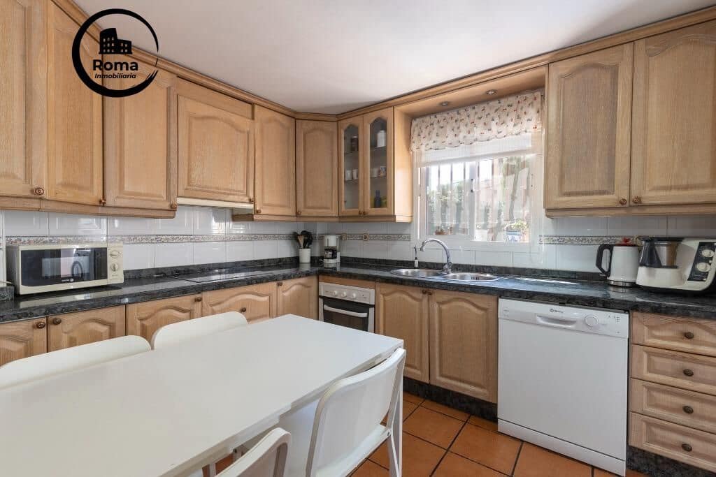 6 bedroom Semi-detached Villa for sale in Huetor Vega with pool garage - € 320,000 (Ref: 9509092)