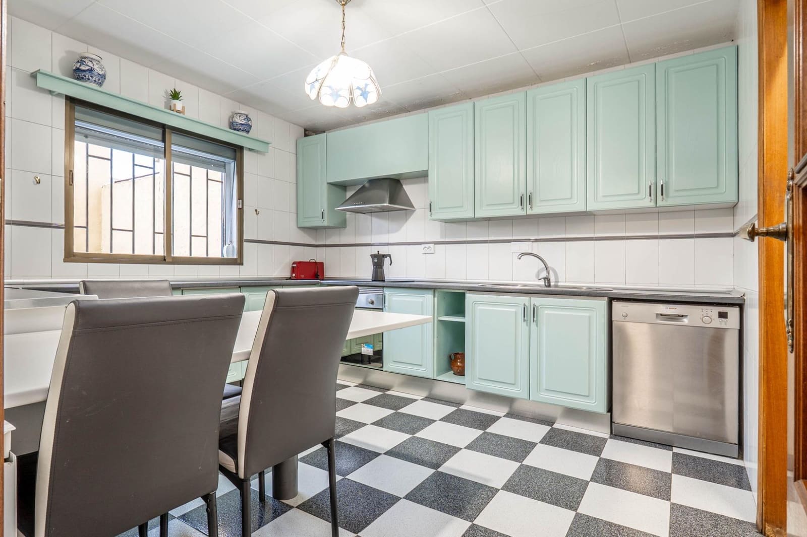 4 soveværelse Semi-Rækkehus til salg i Huetor Vega med swimmingpool - € 315.000 (Ref: 9524457)