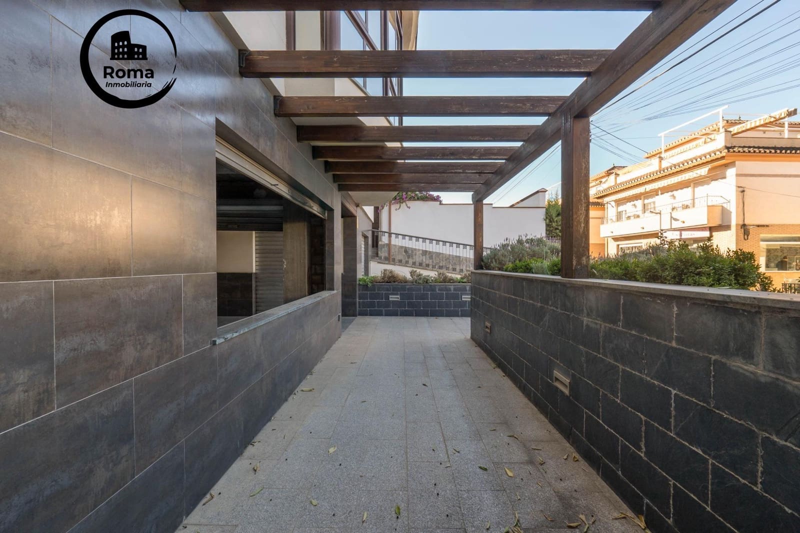 Commercial for sale in Cajar - € 95,000 (Ref: 9527822)