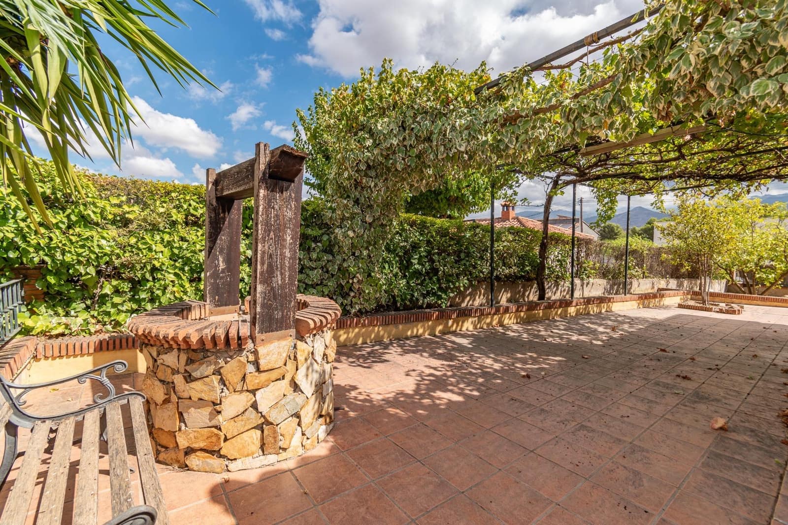 4 bedroom Villa for sale in Otura with pool garage - € 319,000 (Ref: 9551809)