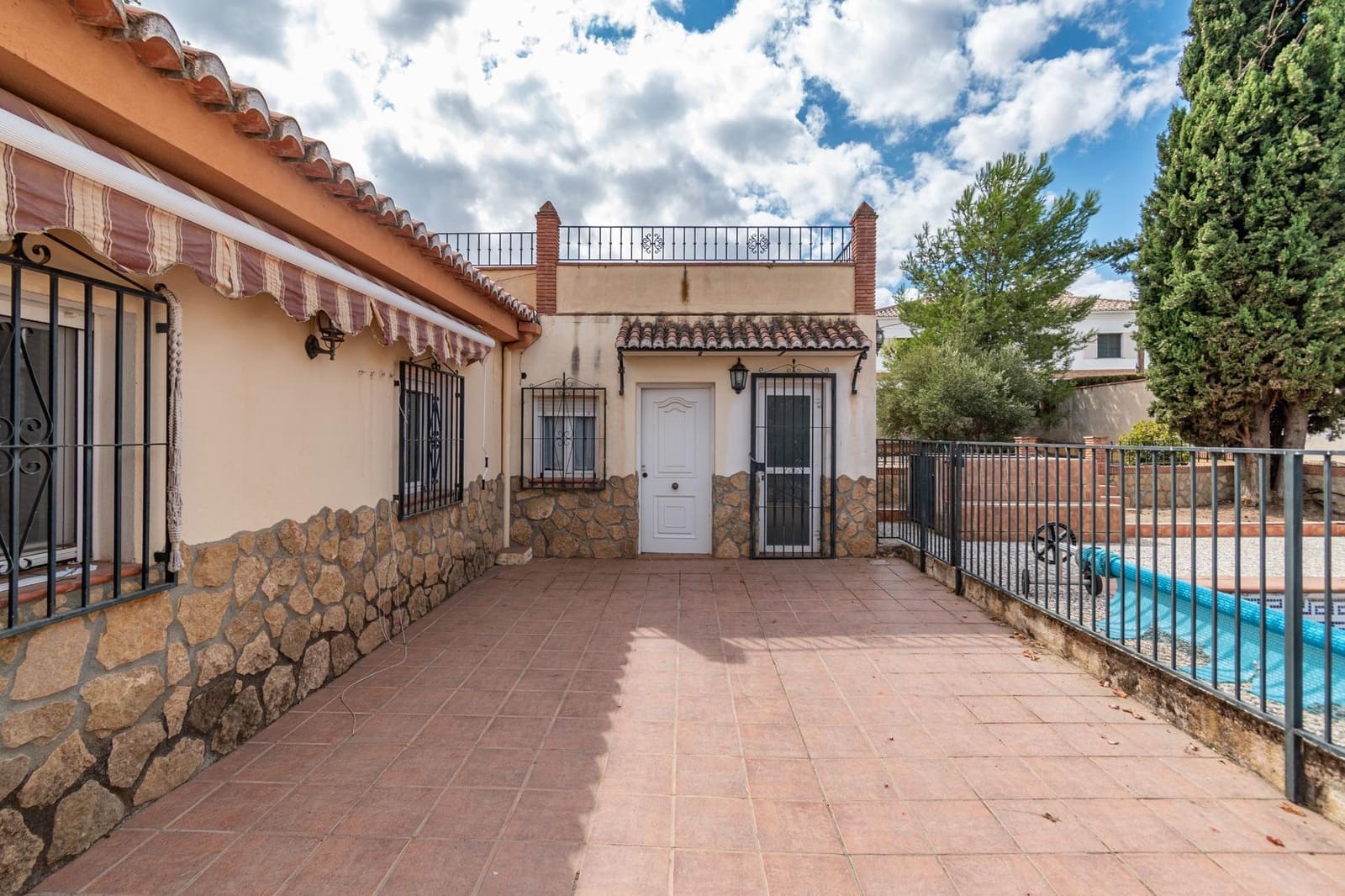 4 bedroom Villa for sale in Otura with pool garage - € 319,000 (Ref: 9551809)