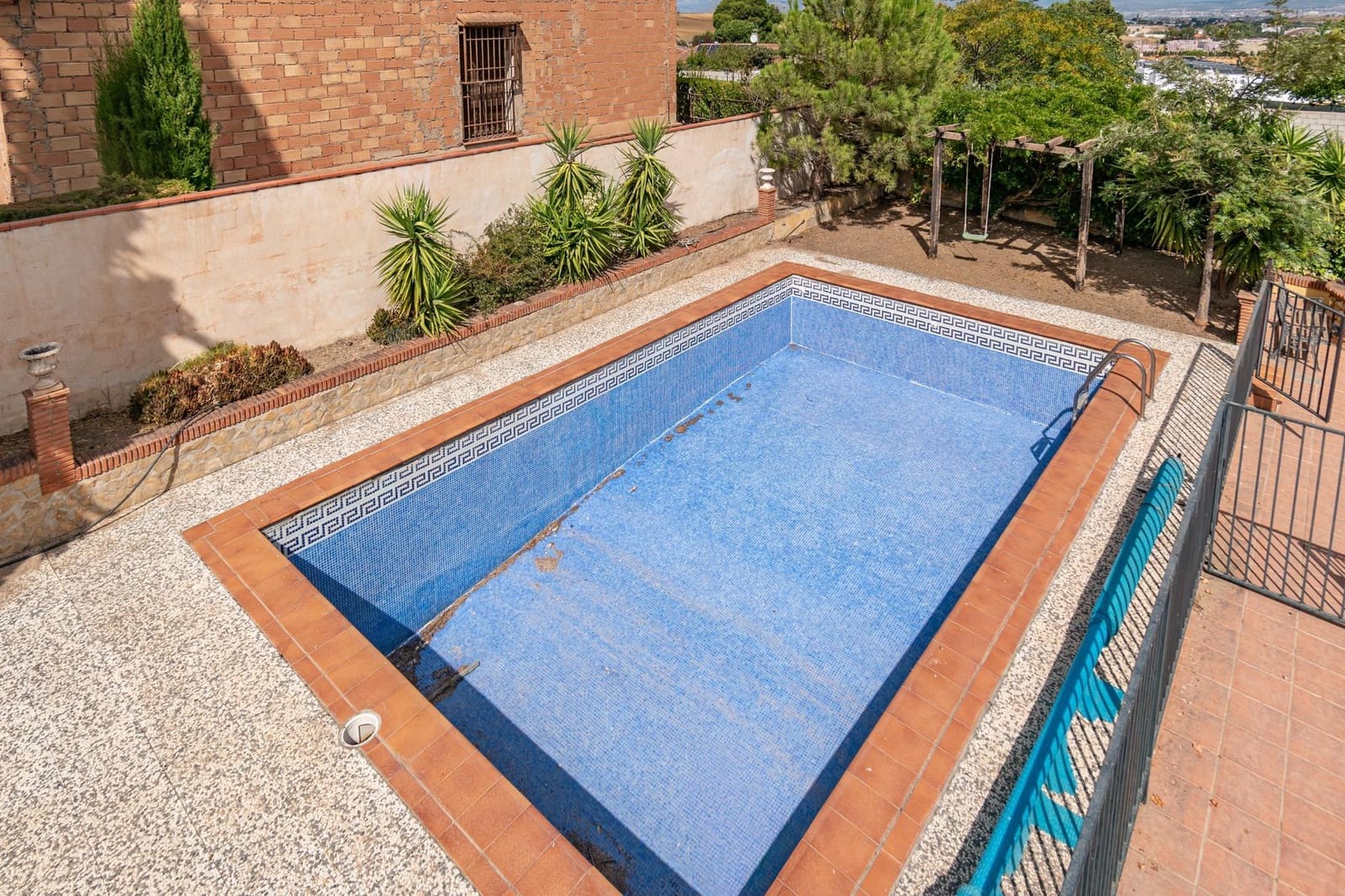 4 bedroom Villa for sale in Otura with pool garage - € 319,000 (Ref: 9551809)