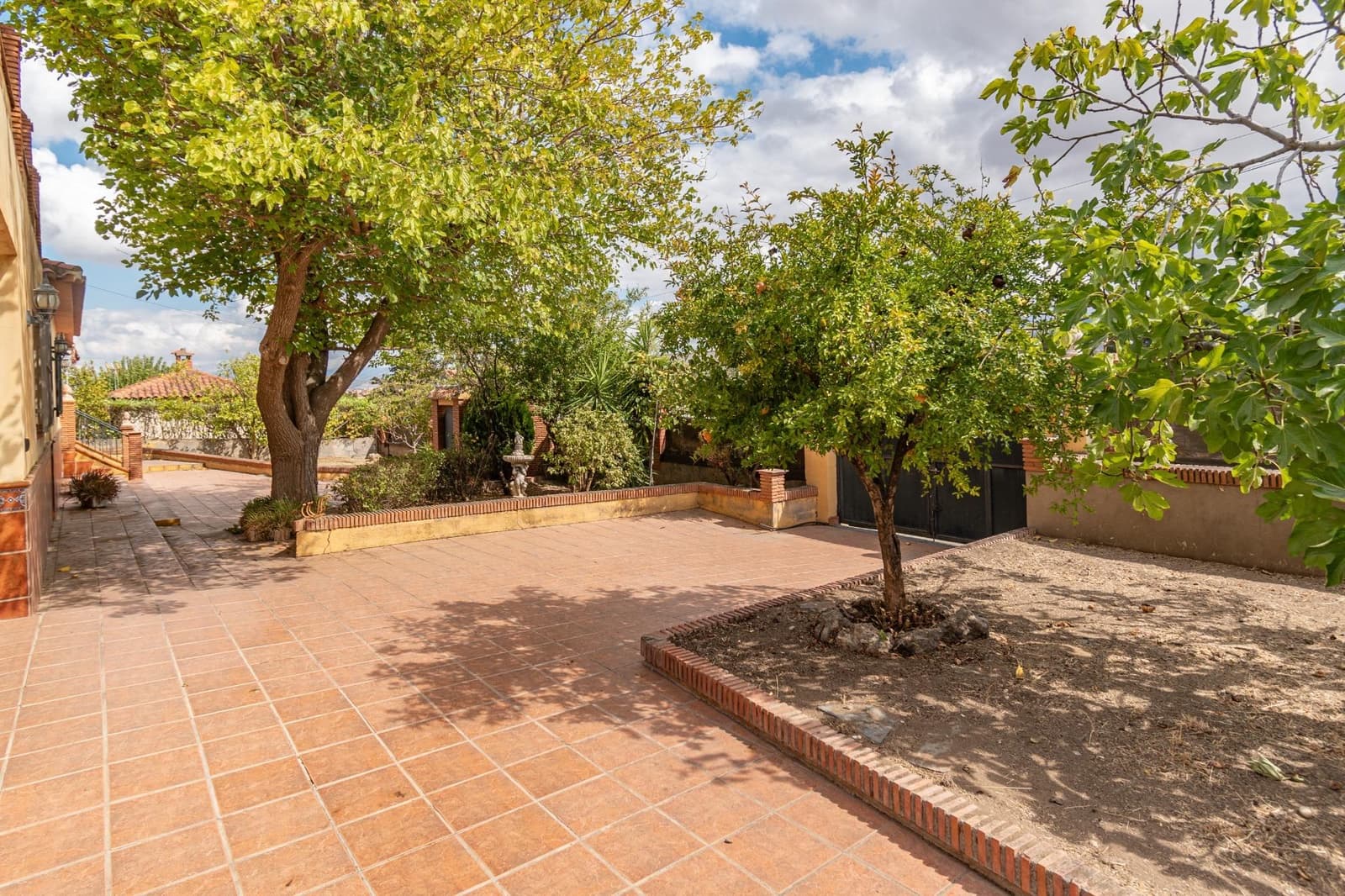 4 bedroom Villa for sale in Otura with pool garage - € 319,000 (Ref: 9551809)