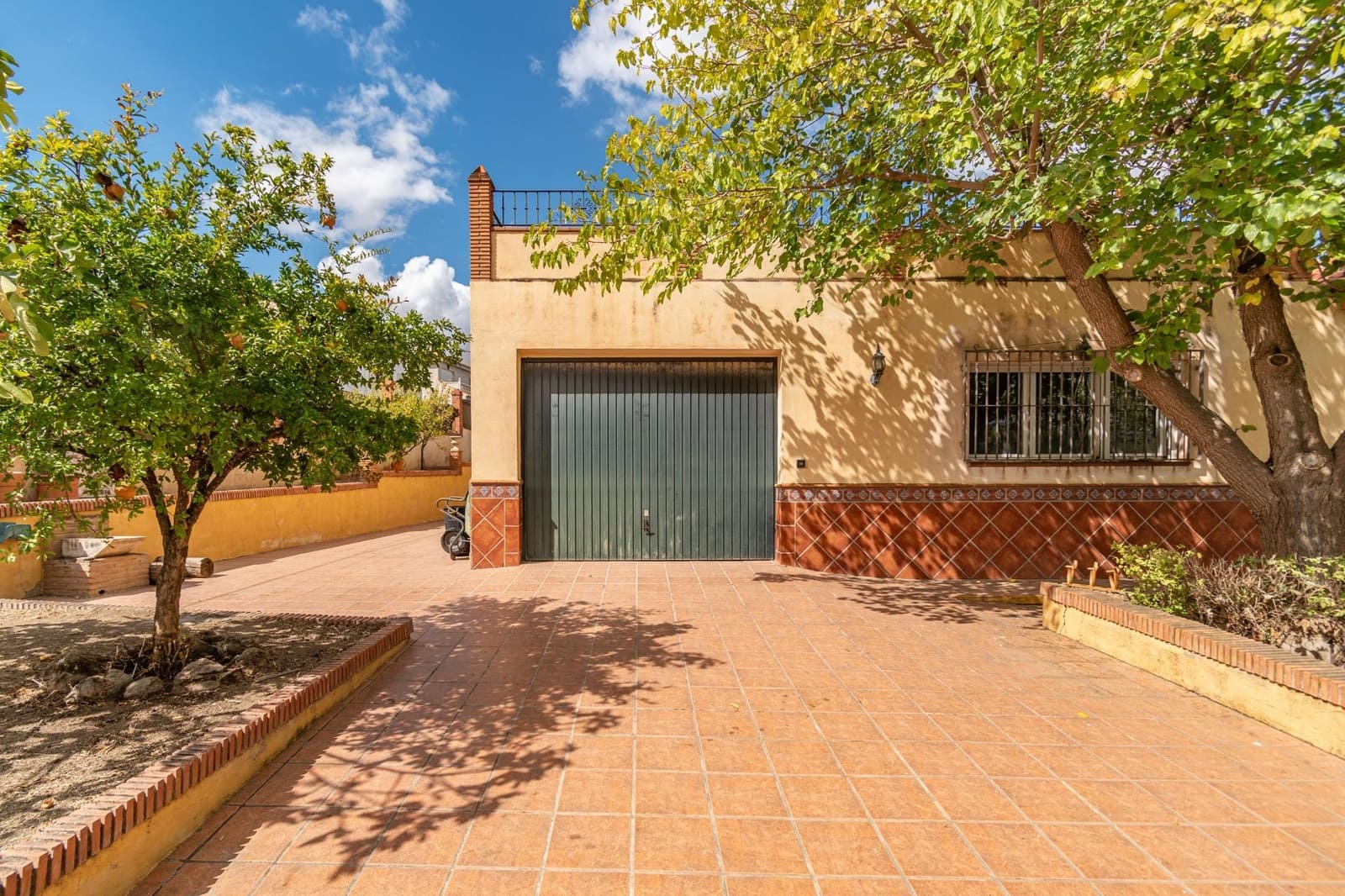 4 bedroom Villa for sale in Otura with pool garage - € 319,000 (Ref: 9551809)