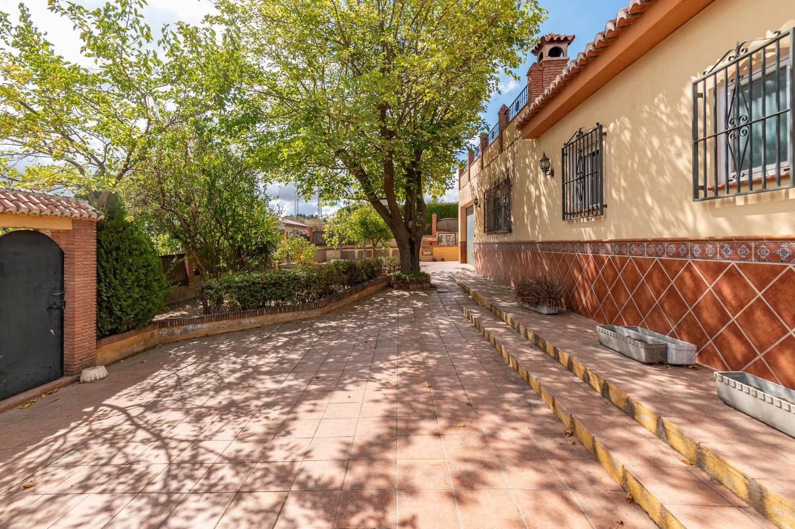 4 bedroom Villa for sale in Otura with pool garage - € 319,000 (Ref: 9551809)