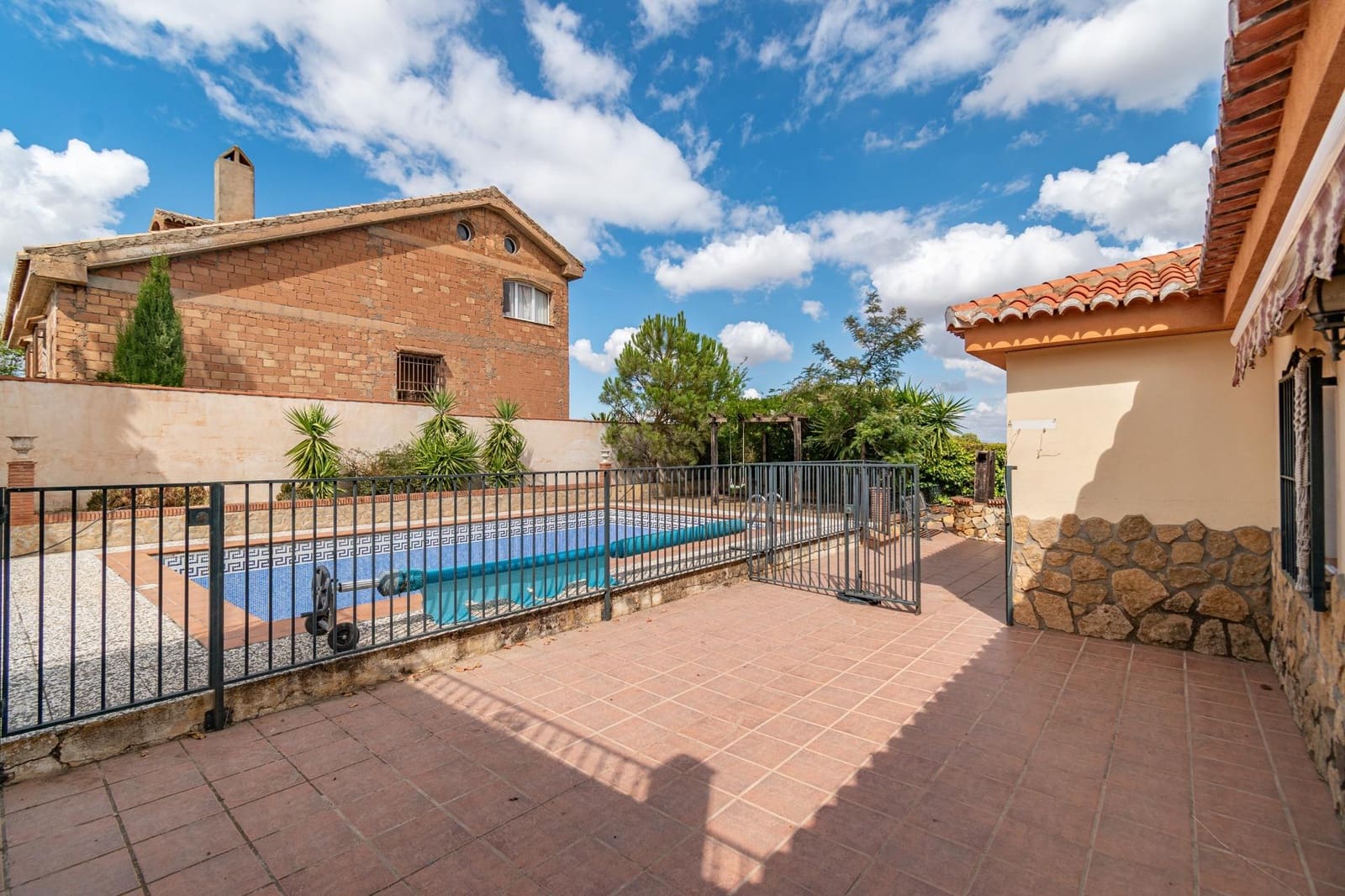 4 sypialnia Willa na sprzedaż w Otura z basenem garażem - 319 000 € (Ref: 9562000)