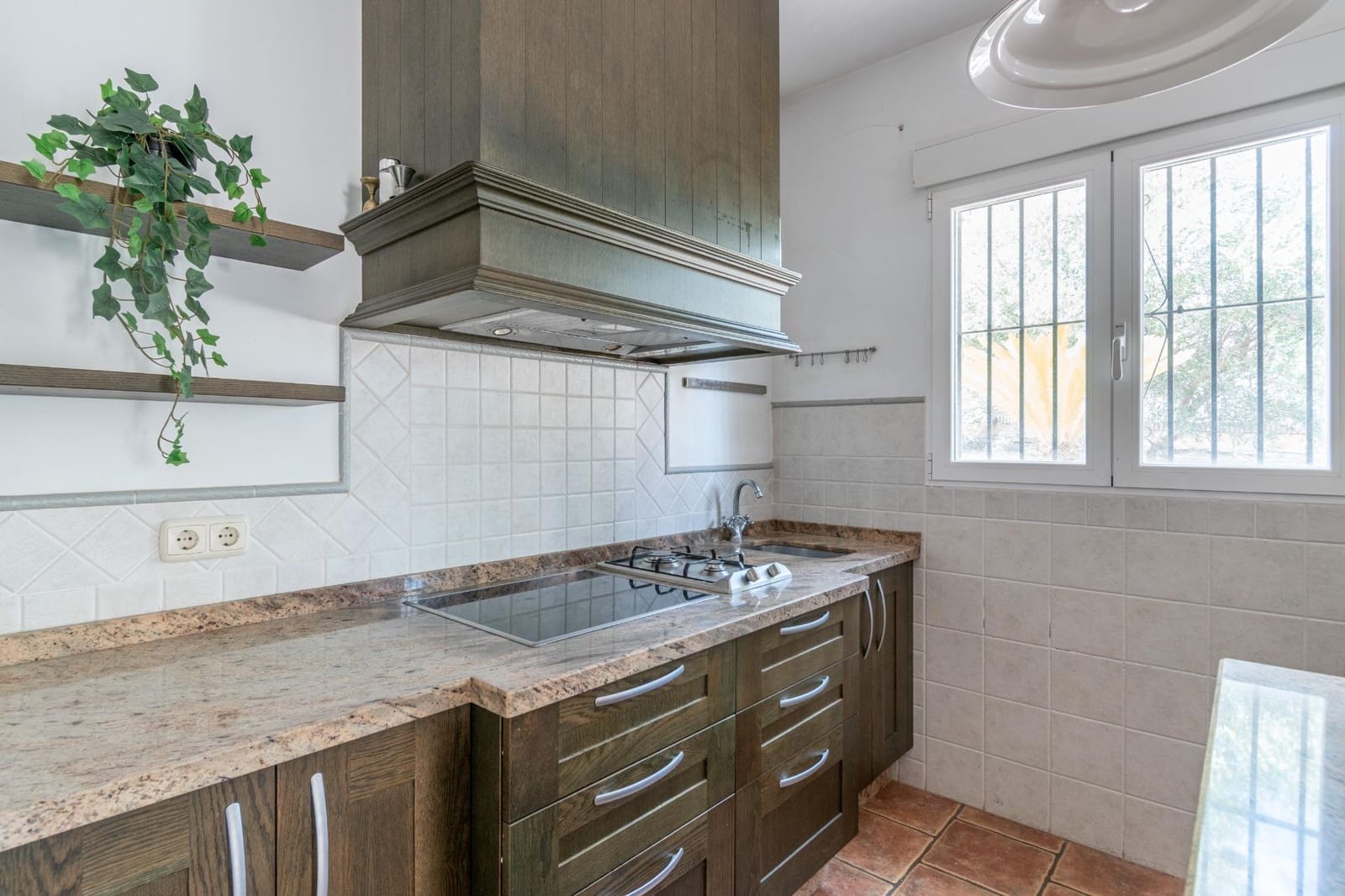 4 sypialnia Willa na sprzedaż w Otura z basenem garażem - 319 000 € (Ref: 9562000)