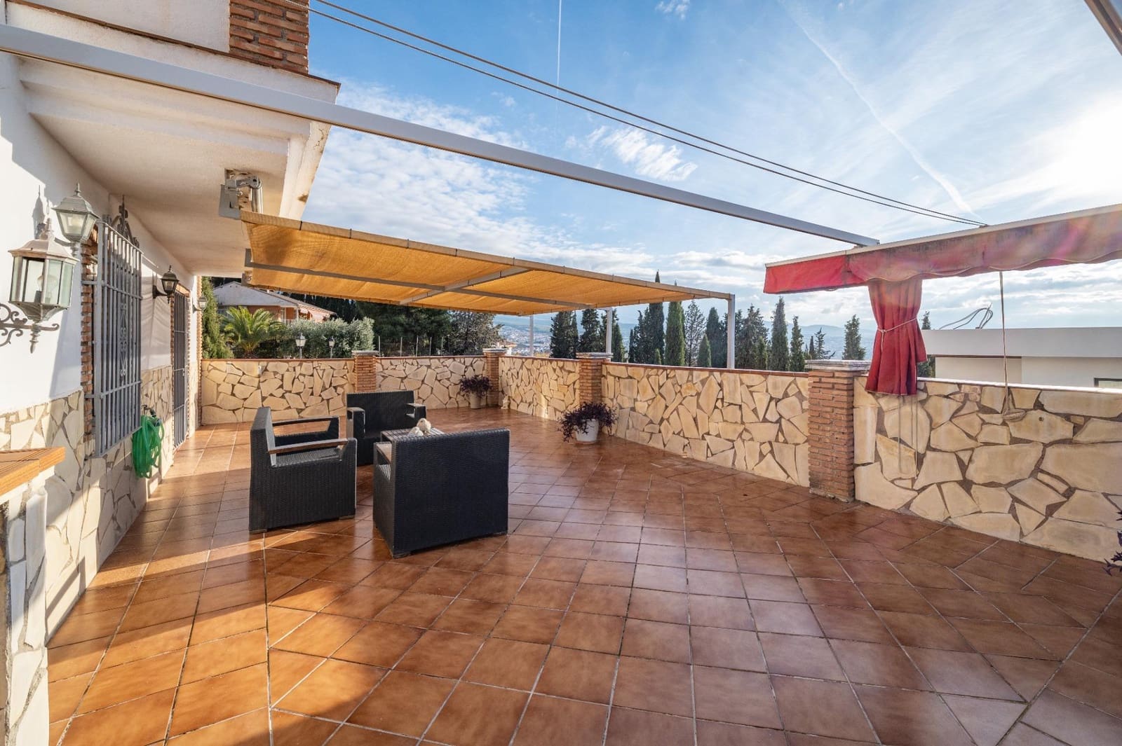 5 sypialnia Willa na sprzedaż w Huetor Vega z basenem garażem - 419 000 € (Ref: 9562006)