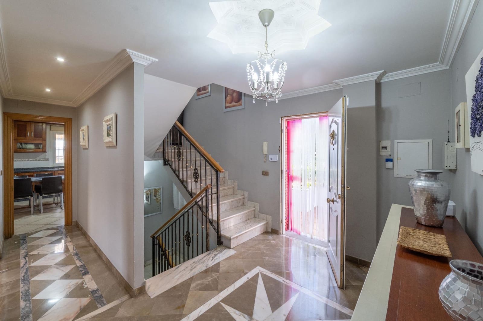 5 sypialnia Willa na sprzedaż w Huetor Vega z basenem garażem - 419 000 € (Ref: 9562006)