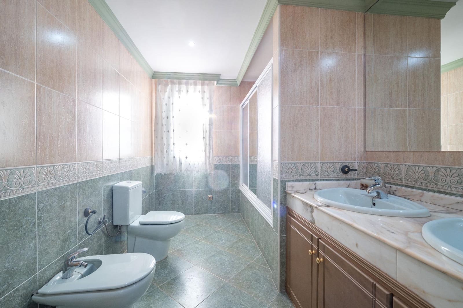 5 sypialnia Willa na sprzedaż w Huetor Vega z basenem garażem - 419 000 € (Ref: 9562006)